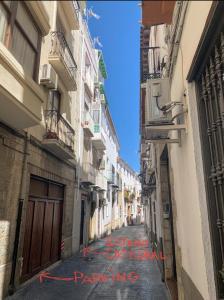 un callejón con edificios y un cartel que lee estacionamiento de emergencia en Estudio Catedral, en Jaén