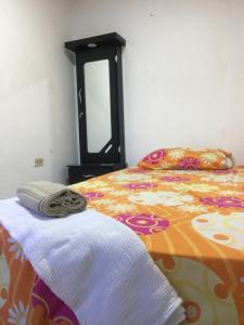 Tempat tidur dalam kamar di Habitación privada en casa de familia cerca del CC VIVA Envigado