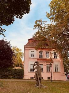 a statue in front of a house with a building at Altstadt Ferienwohnung in Brandenburg an der Havel