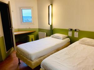 Postel nebo postele na pokoji v ubytování Hotel Inn Design Dijon Sud