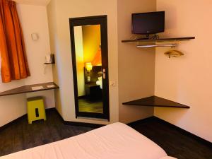 TV a/nebo společenská místnost v ubytování Hotel Inn Design Dijon Sud