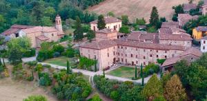una vista aérea de un gran edificio en una localidad en Il Castello di Tassara, en Tassara