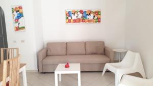 sala de estar con sofá y mesa en Tamarindo, en Bayahibe