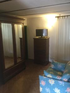 Televízia a/alebo spoločenská miestnosť v ubytovaní Casa del sole