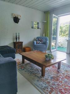 ein Wohnzimmer mit einem Couchtisch und einem Sofa in der Unterkunft Fewo-Bontkirchen in Brilon
