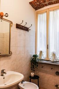 łazienka z umywalką, toaletą i oknem w obiekcie Via Argelati - Navigli Top Location 2 w Mediolanie