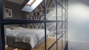 Posteľ alebo postele v izbe v ubytovaní Apartament dwupoziomowy z klimatyzacją