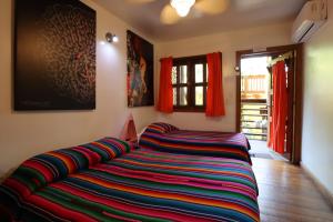 Una cama o camas en una habitación de Seabreeze Inn