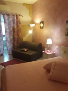 Cet appartement comprend une chambre avec un lit et un canapé ainsi qu'un salon. dans l'établissement Suites Florence, à Pescara