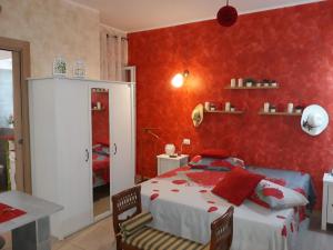 Postel nebo postele na pokoji v ubytování Suites Rome + 37 fotografií