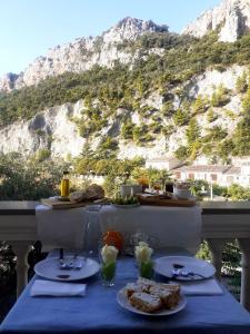 una mesa con comida en ella con una montaña en el fondo en Le Terrazze Sul Pollino B&B en Civita