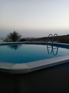uma piscina com um anel de metal em Casa Zenaida em El Río
