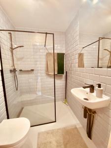 斯塔芙依莎的住宿－Pieniny LOVE，一间带玻璃淋浴和水槽的浴室
