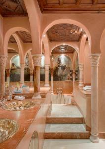 La salle de bains est pourvue de 2 lavabos et d'une baignoire. dans l'établissement La Sultana Marrakech, à Marrakech