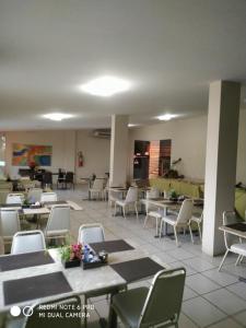 un comedor con mesas y sillas en un edificio en Hotel Village Toritama, en Toritama