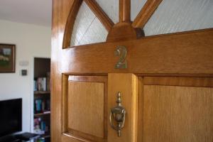 drewniane drzwi z numerem dwa w obiekcie Hillgarth Holiday House w mieście Kendal