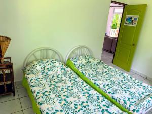 Postel nebo postele na pokoji v ubytování TAHITI - Fare Mitinui Surf Break + 15 fotografií