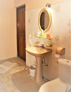 Un baño de TAHITI - Sanny's Place Room & Pool