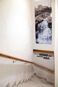 une photo d'une cascade sur un mur à côté d'un escalier dans l'établissement Casa Don Diogo - Guest House, à Carviçais