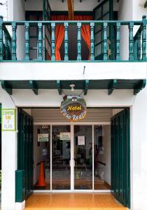 a view of the front of a restaurant with a balcony at Hotel Paso Realce in Guaduas