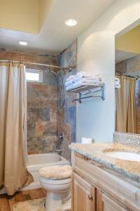 雪松城的住宿－Cedar Wood Escape，浴室配有卫生间、浴缸和水槽。