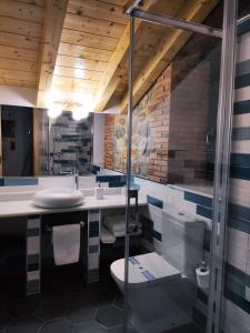 ein Bad mit einem WC und einem Waschbecken in der Unterkunft La Onda in Ramales de la Victoria