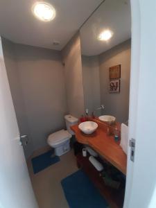 uma casa de banho com um lavatório e um WC em Vivamar Ferradura em Búzios