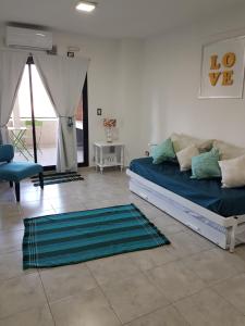 a bedroom with a bed and a living room at Miguel Angel 5673 - A 5 minutos del Aeropuerto El Palomar in Villa Bosch