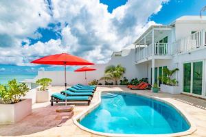 Piscina de la sau aproape de Caprice 7 -Oceanfront Villa - Gated Community with Pool