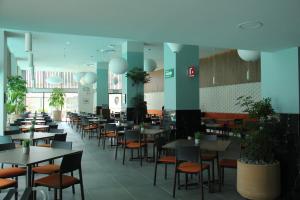 uma sala de jantar com mesas e cadeiras num restaurante em Hotel Y Parque Acuático La Caldera em Abasolo