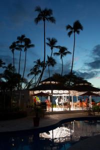 un complejo con palmeras y piscina por la noche en St Peter's Bay Luxury Resort and Residencies, en Saint Peter