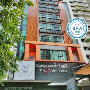 um edifício com um sinal para as suites de fusão em The Fusion Suites em Bangkok