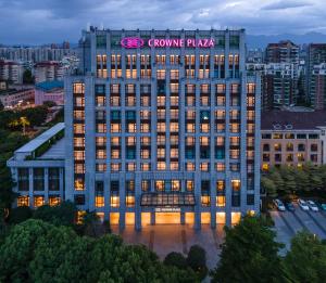 Crowne Plaza Fuzhou South, an IHG Hotel في فوتشو: مبنى عليه لافته