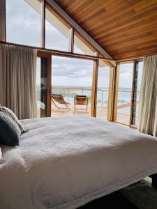 una camera con un grande letto e vista sull'oceano di Sundecks a Emerald Beach