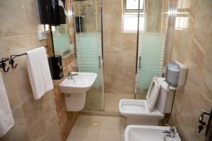 uma casa de banho com um WC e um lavatório em Dali House em Amã