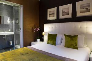 Voodi või voodid majutusasutuse Hotel des Arceaux toas