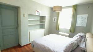 1 dormitorio con cama y estante para libros en Appart'hôtel Luxe Vieil Antibes 75 m2 avec Parking plages à pieds, en Antibes