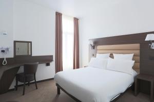Postel nebo postele na pokoji v ubytování Hôtel & Appartements Monsigny