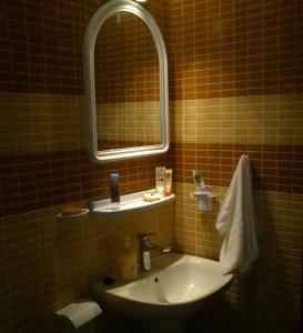 a bathroom with a sink and a mirror at Magnifique Appartement Plage Saidia in Saidia 