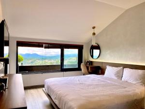 Postel nebo postele na pokoji v ubytování Charisma Hotel Da Lat + 37 fotografií
