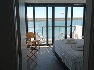 圣卢西亚岛Flamingo Beach House的一间带床的卧室，可欣赏海景