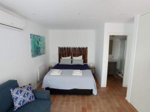 Un pat sau paturi într-o cameră la Flamingo Beach House