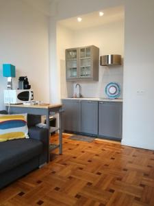 uma cozinha com um sofá e uma mesa num quarto em Nice Promenade Apartment em Nice