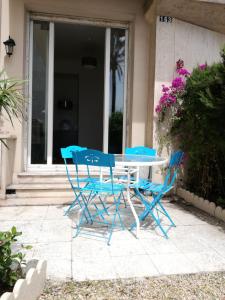 einen Tisch und Stühle auf einer Terrasse in der Unterkunft Nice Promenade Apartment in Nizza