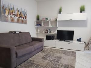 a living room with a couch and a tv at Appartamento Diamantina in Desenzano del Garda