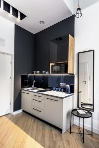 Kuchyňa alebo kuchynka v ubytovaní Apartamenty Nowa Kamienica Częstochowa Centrum Szymanowskiego 22A