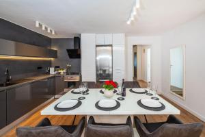 kuchnia i jadalnia ze stołem i krzesłami w obiekcie Apartment Marul w mieście Zadar