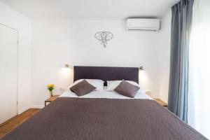 sypialnia z dużym łóżkiem w pokoju w obiekcie Apartment Marul w mieście Zadar