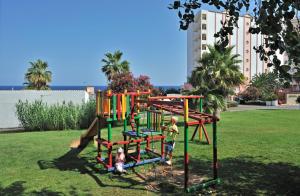 Dos niños jugando en un patio de recreo en un parque en Globales America, en Calas de Mallorca