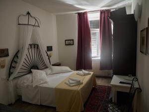 una camera con letto e finestra di B&B La Loggia Del Castello a Trento